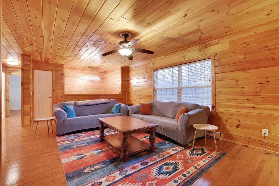 Cozy Freeland Retreat- Firepit Pool Table Hot Tub House in Luzerne County