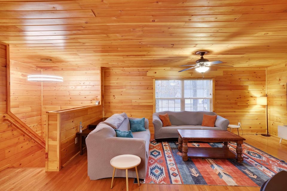 Cozy Freeland Retreat- Firepit Pool Table Hot Tub House in Luzerne County