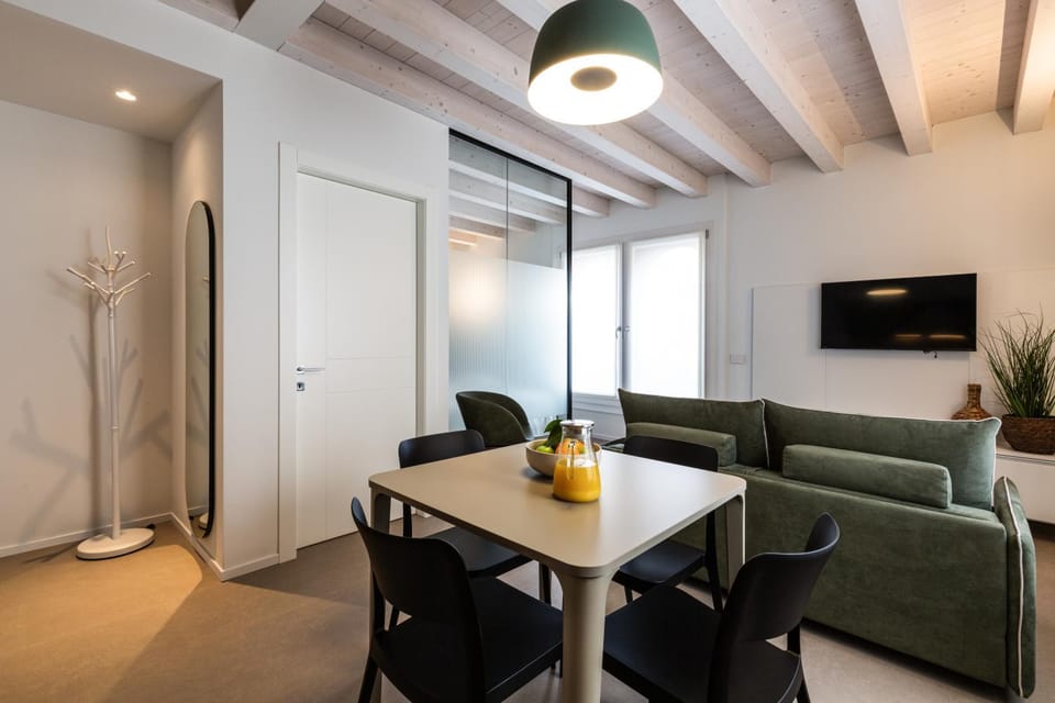 TV and multimedia, Living room, Seating area, Dining area
