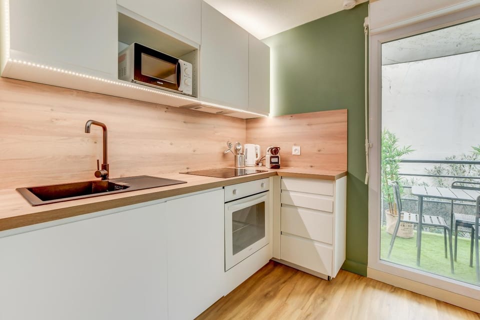 Kitchen or kitchenette, dishwasher, stove