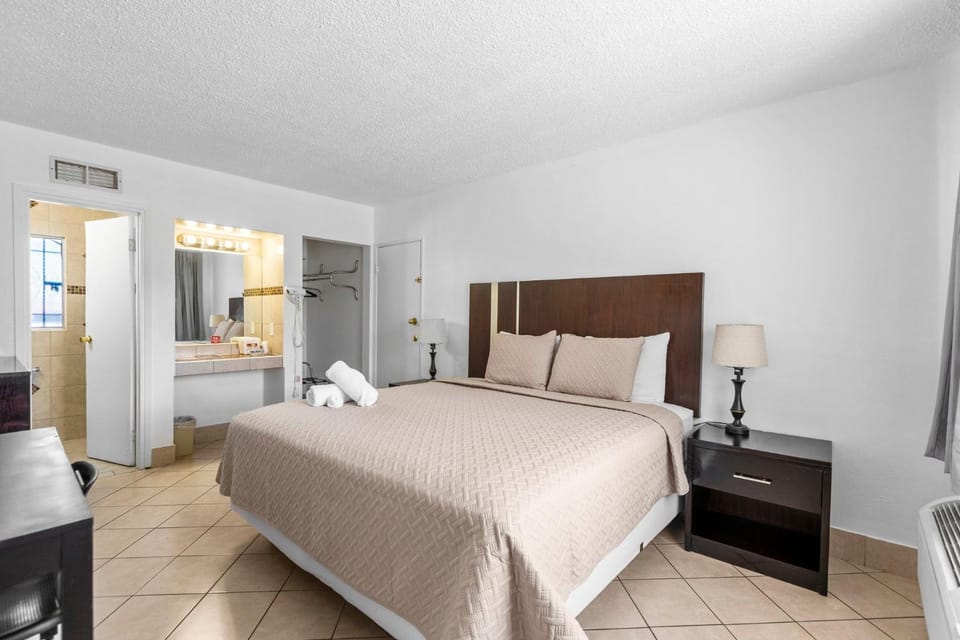 Bed, Bedroom, Swimming pool