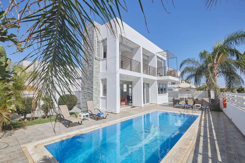 Property building, Garden, Swimming pool