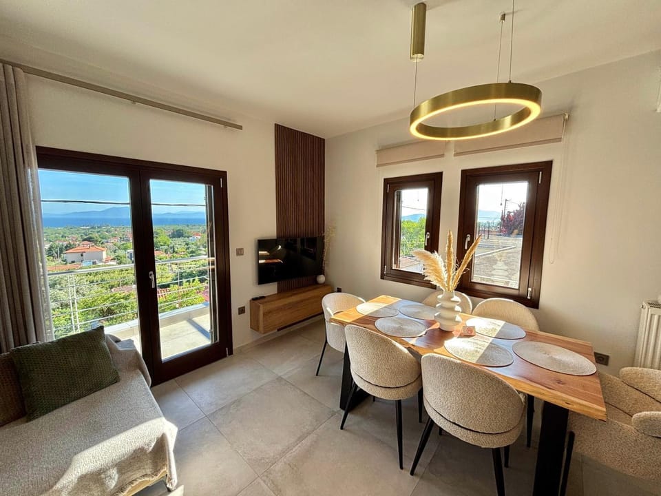 Natural landscape, TV and multimedia, Living room, Seating area, Dining area