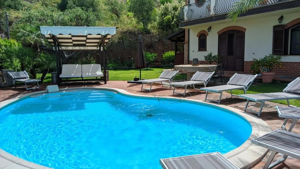 Swimming pool, sunbed