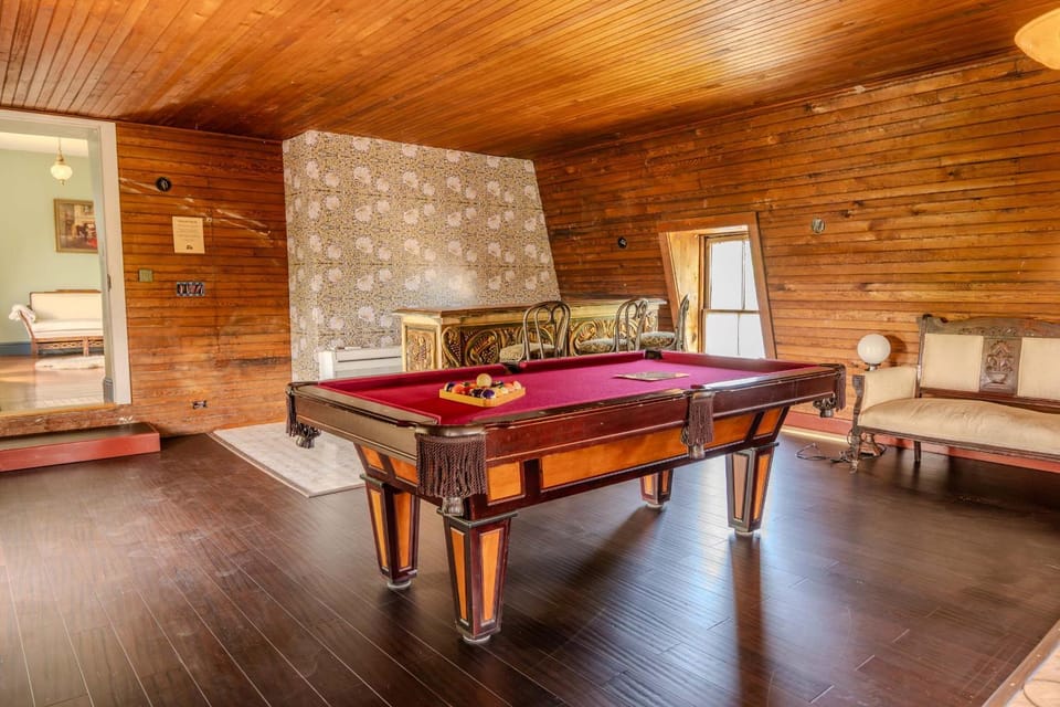 Billiard, Lounge or bar, Seating area, City view, Garden view, Lake view