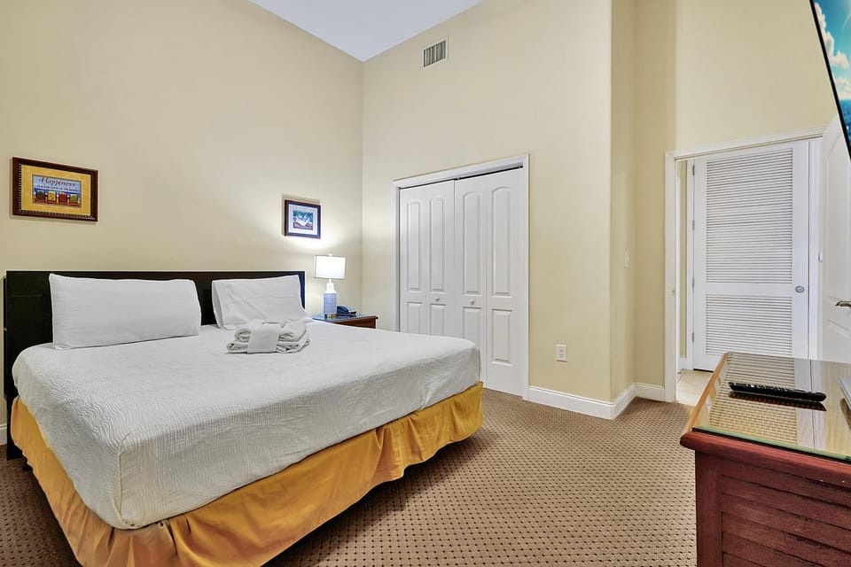 Living the Disney Dream! Lake View Luxury Condo House in Orlando