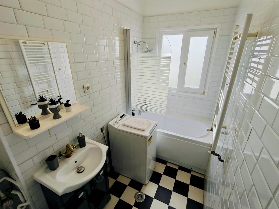 Shower, Toilet, Bathroom, Bath, towels