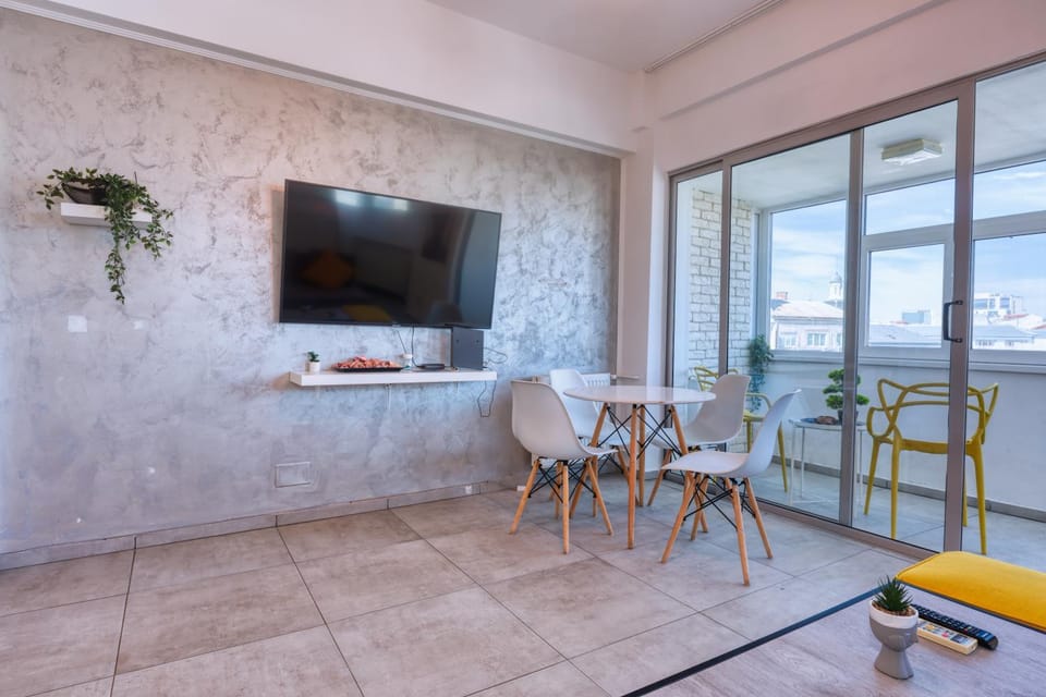 TV and multimedia, Living room, Seating area, Dining area