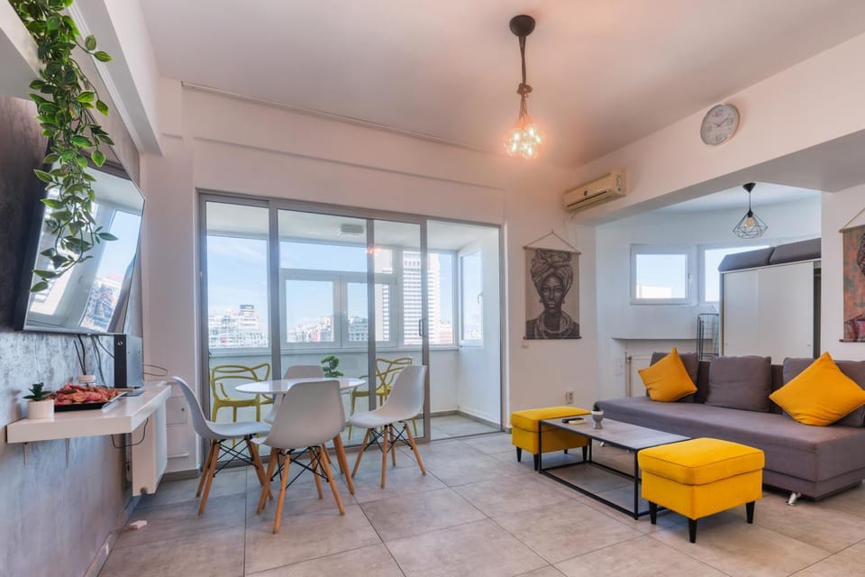 TV and multimedia, Living room, Seating area, Dining area, air conditioner