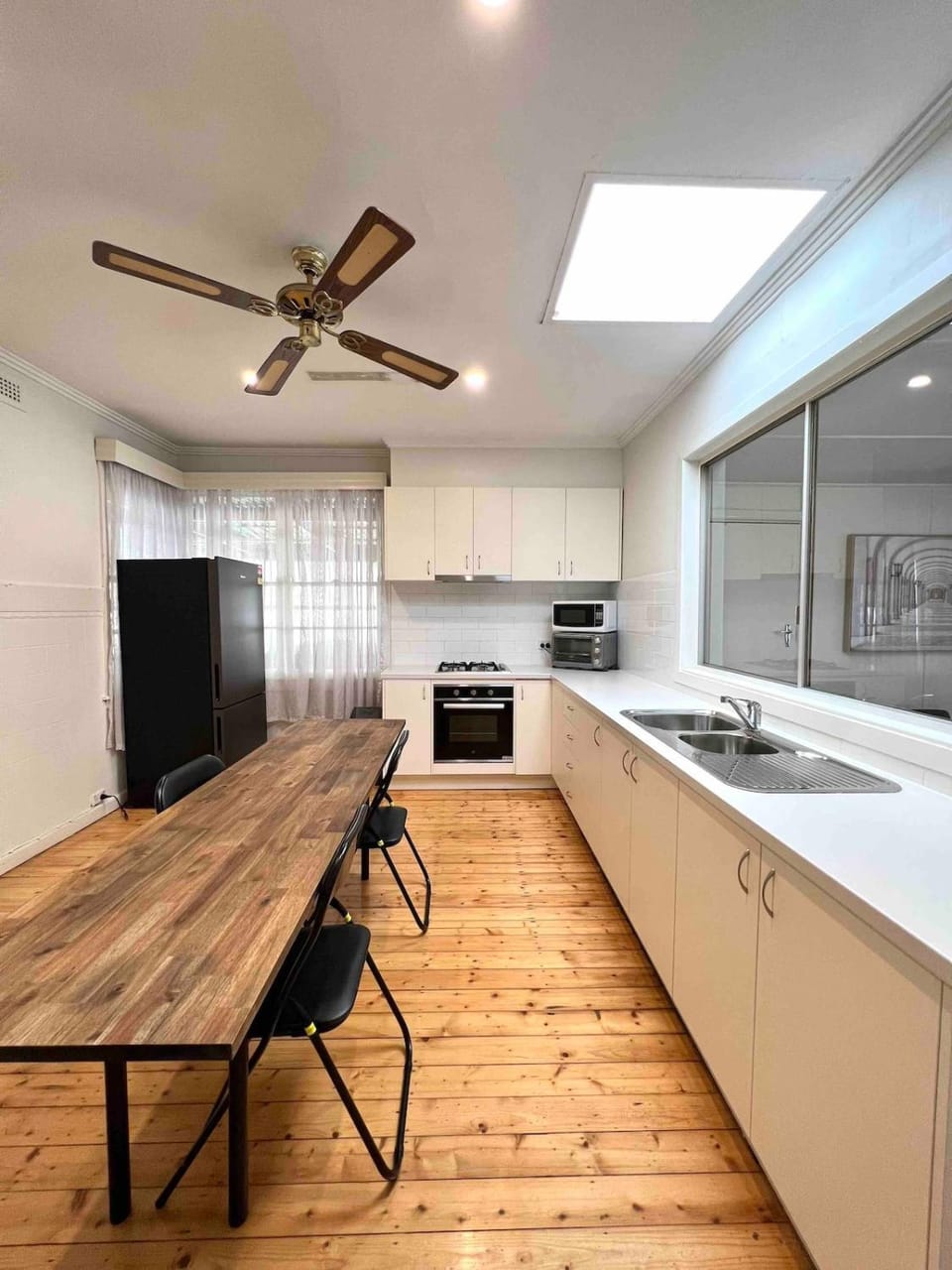 Kitchen or kitchenette, Dining area, oven