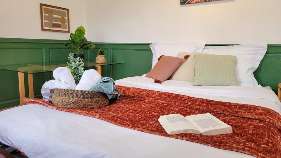 Bed, Entertainment, towels