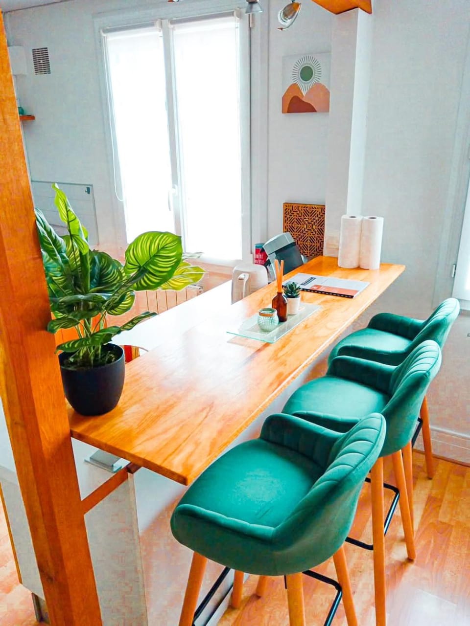 Kitchen or kitchenette, Living room, Seating area, Dining area, stove