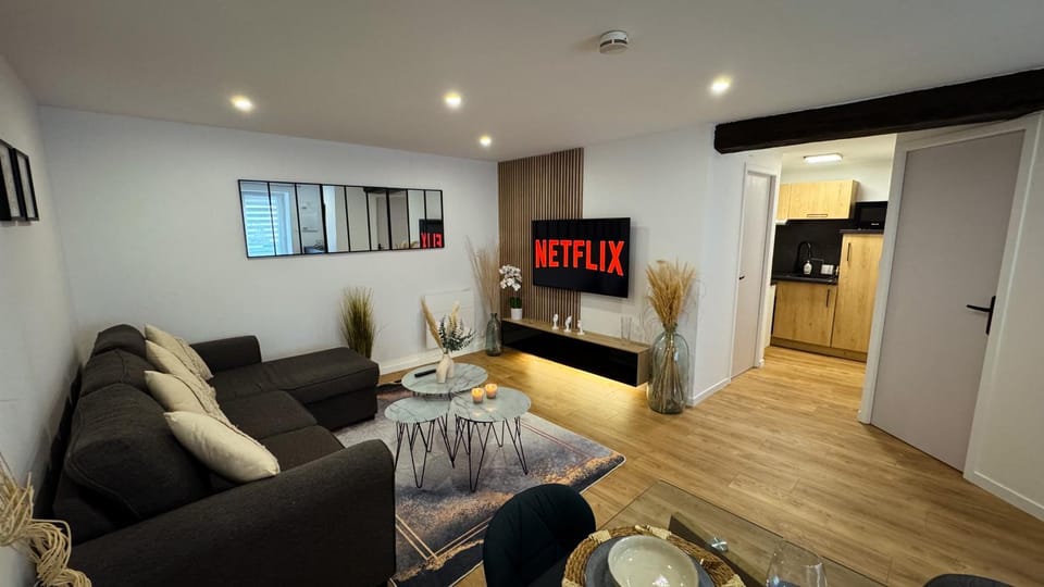 Communal lounge/ TV room, TV and multimedia, Living room, Dining area