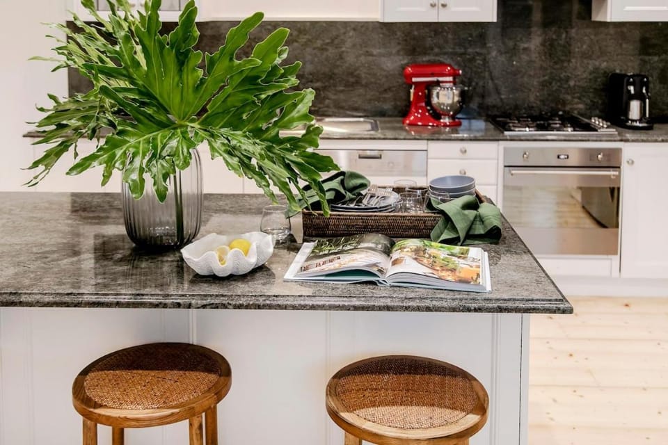 Oasis - Luxe living, with pool - walk to cafes House in Adelaide