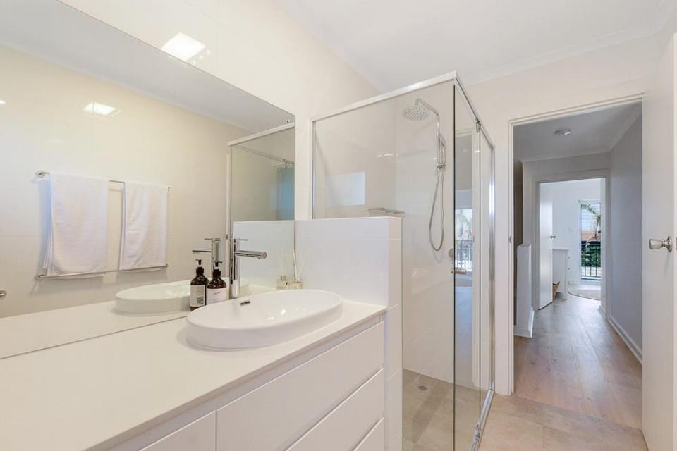 Sandpiper - Steps to Beach - BBQ - Courtyard House in Adelaide