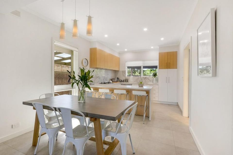 Sandpiper - Steps to Beach - BBQ - Courtyard House in Adelaide