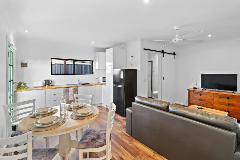 TV and multimedia, Kitchen or kitchenette, Living room, Dining area