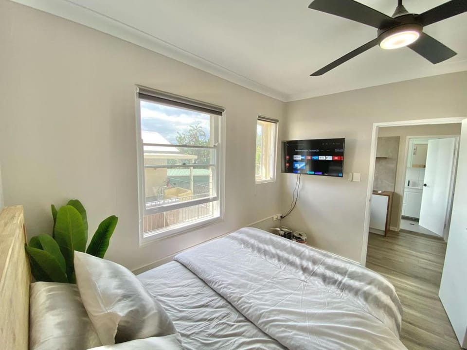 Bed, TV and multimedia, Bedroom