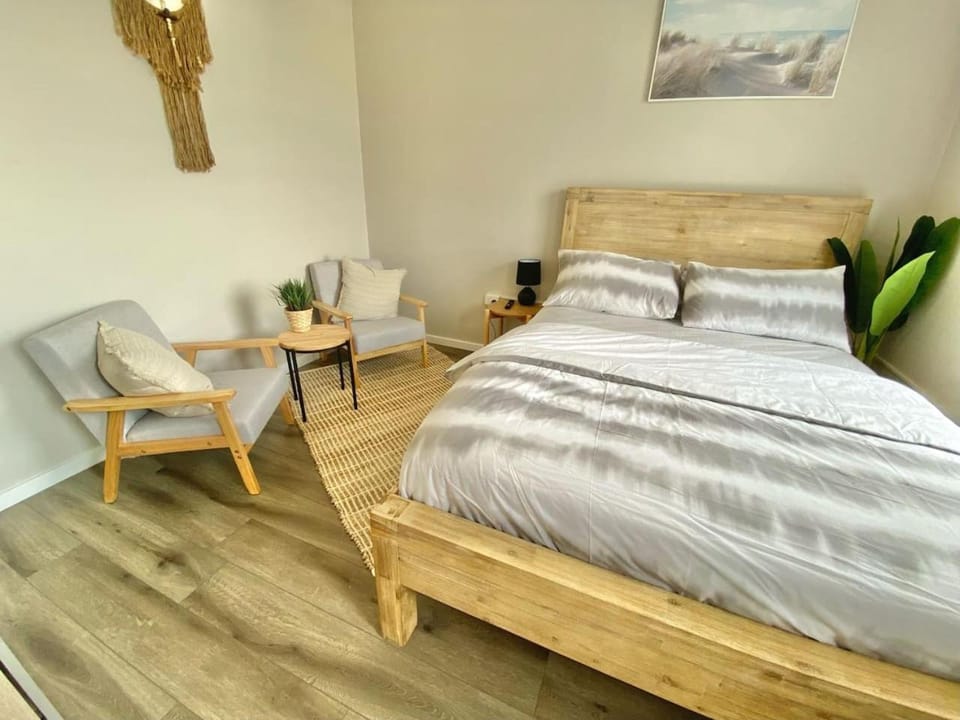 Bed, Seating area, Bedroom