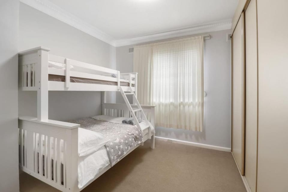 Bedroom, bunk bed
