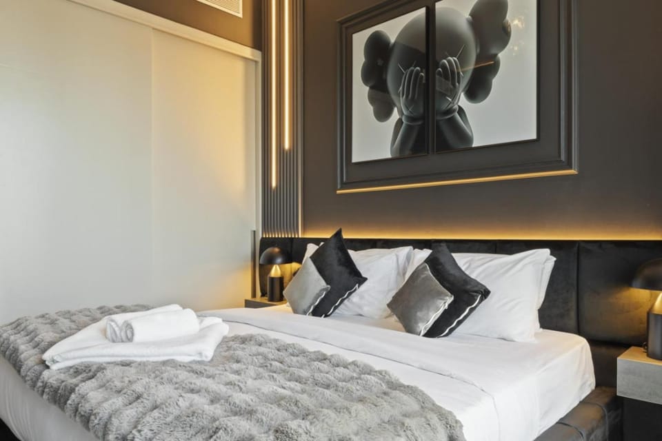 Bed, Photo of the whole room, Bedroom, towels