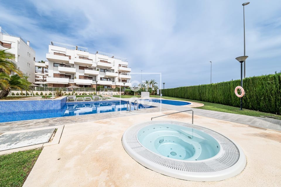 Property building, Hot Tub, Swimming pool