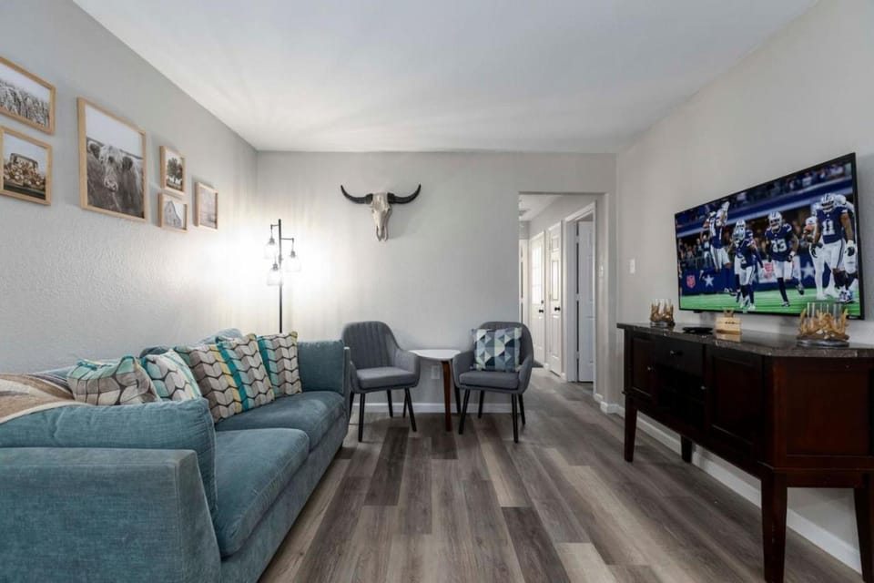 Lux Modern Getaway ATT Stadium Views King Bed House in Arlington