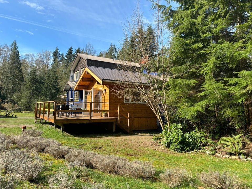 Gambier Lavender Lodge and Homestead House in Vancouver Island