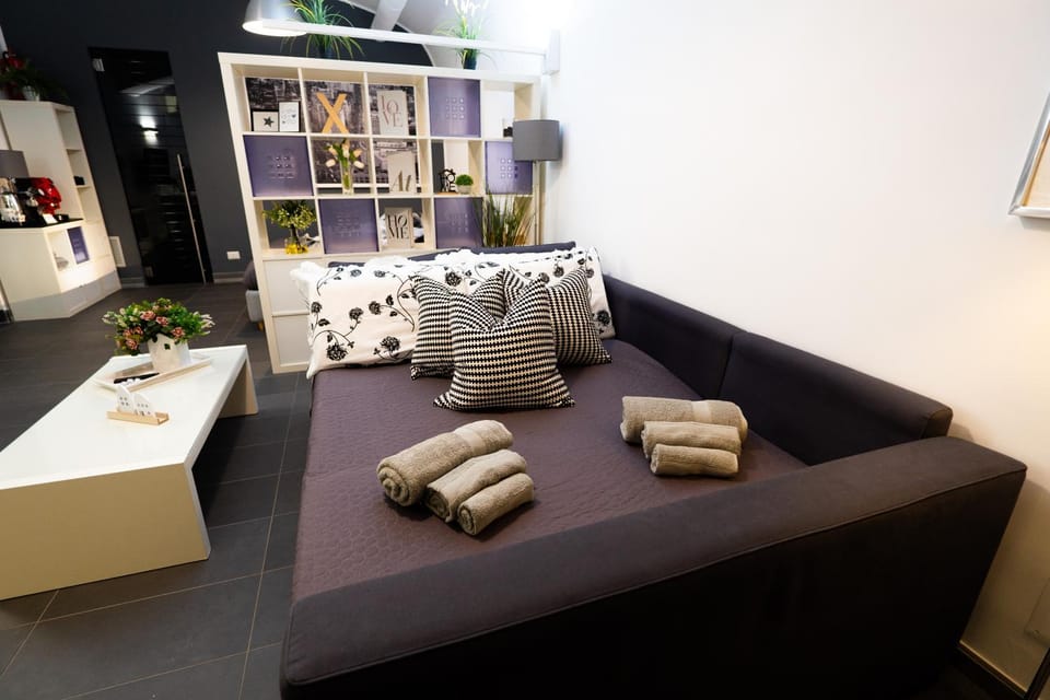 Bed, Living room, towels