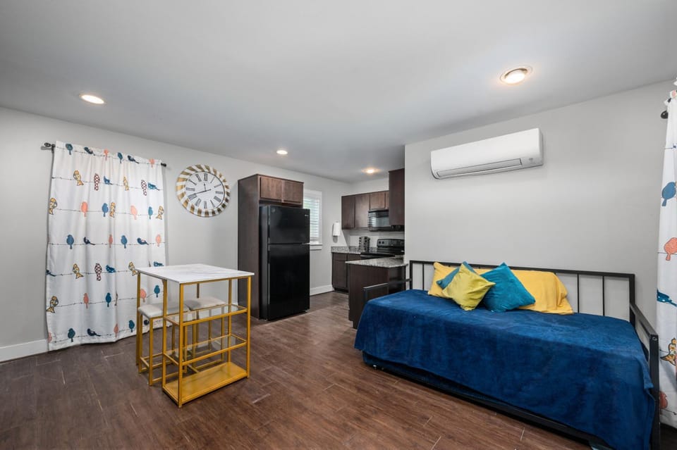 Cozy Sanctuary Near MedCenter, UH and NRG Apartment in Houston