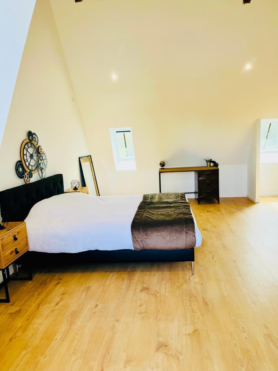 Bed, Photo of the whole room, Bedroom