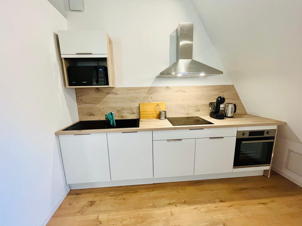 Coffee/tea facilities, Kitchen or kitchenette, stove