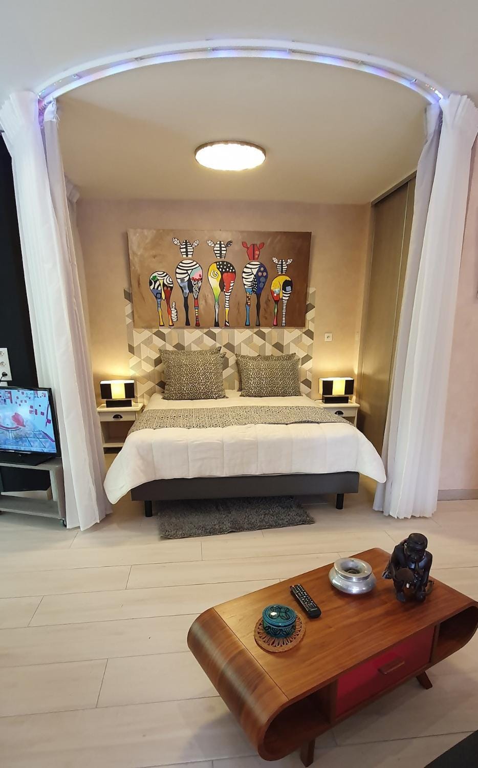 Bed, TV and multimedia, Photo of the whole room, Seating area, Bedroom