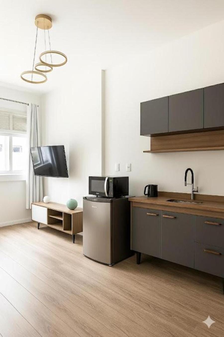 Kitchen or kitchenette, minibar