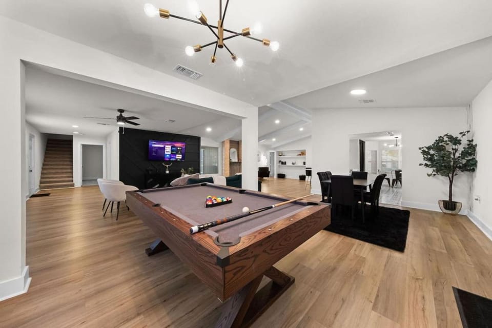 Spacious 6 Bed House Pet Friendly AFB House in San Antonio