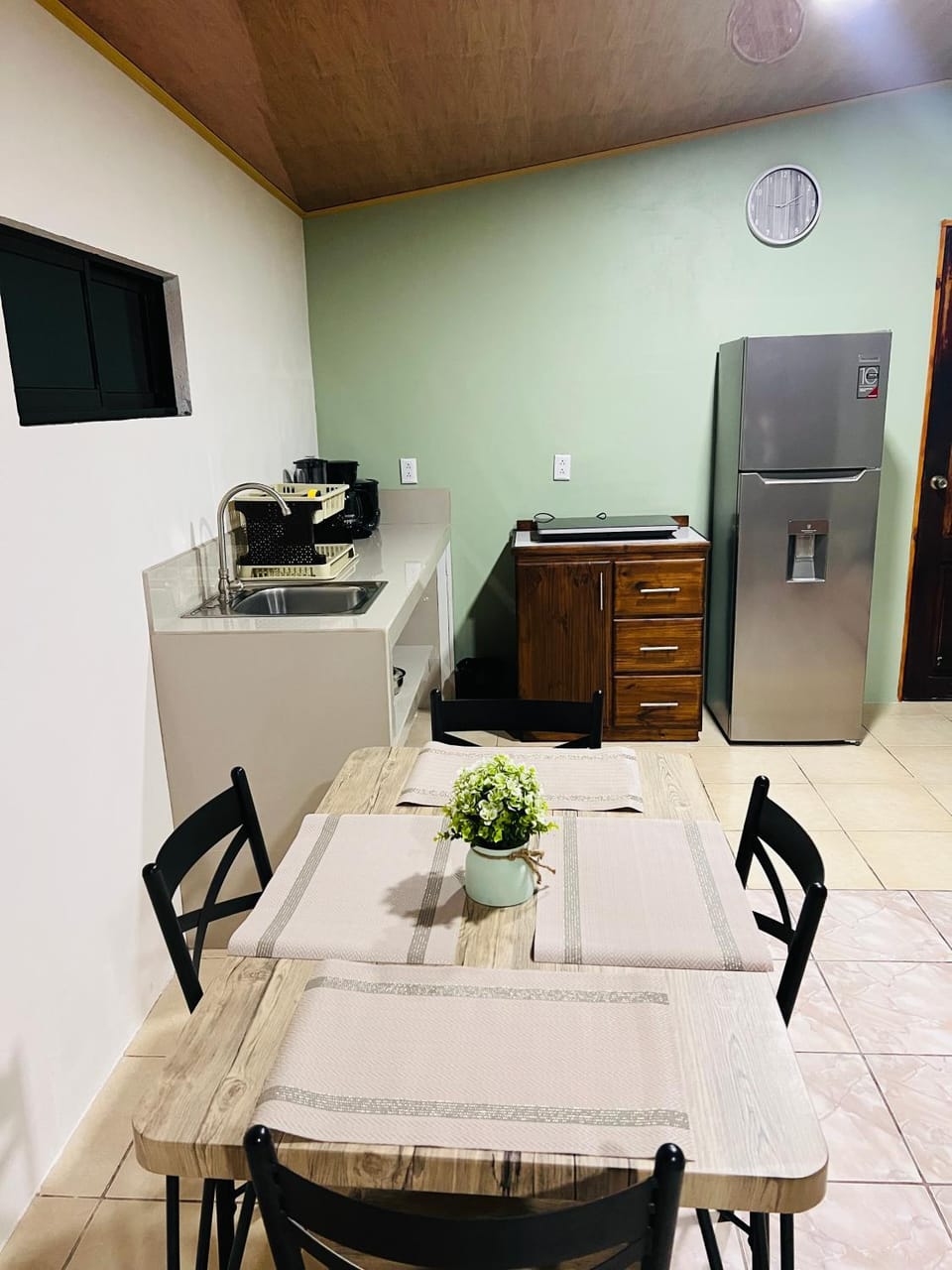 Kitchen or kitchenette, Dining area, stove