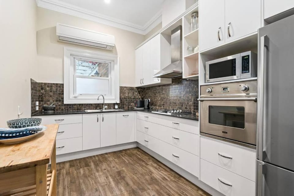 Heritage Home on March - Amazing Location House in Orange