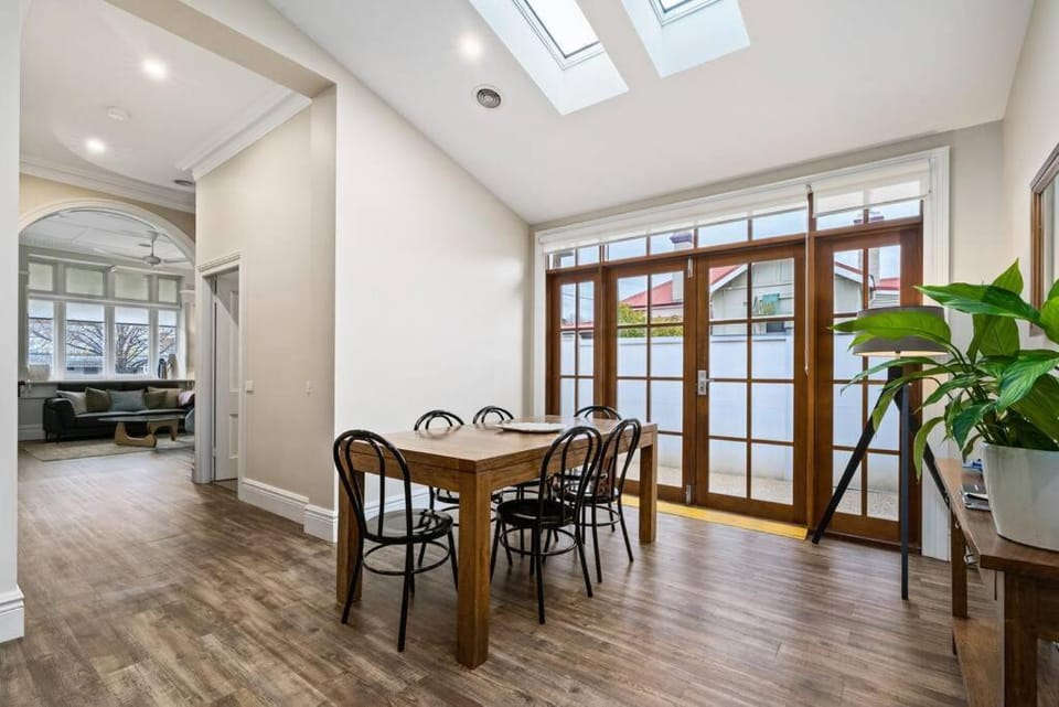 Heritage Home on March - Amazing Location House in Orange