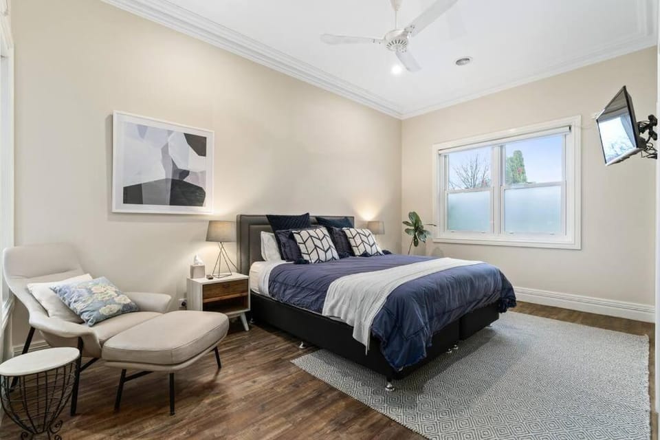Heritage Home on March - Amazing Location House in Orange