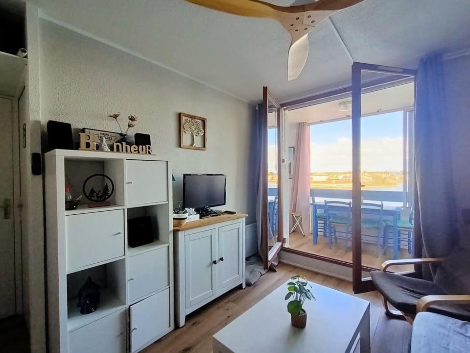 Coquet T2 familial avec loggia et parking, vue lac - FR-1-799-50 Apartment in Le Barcarès