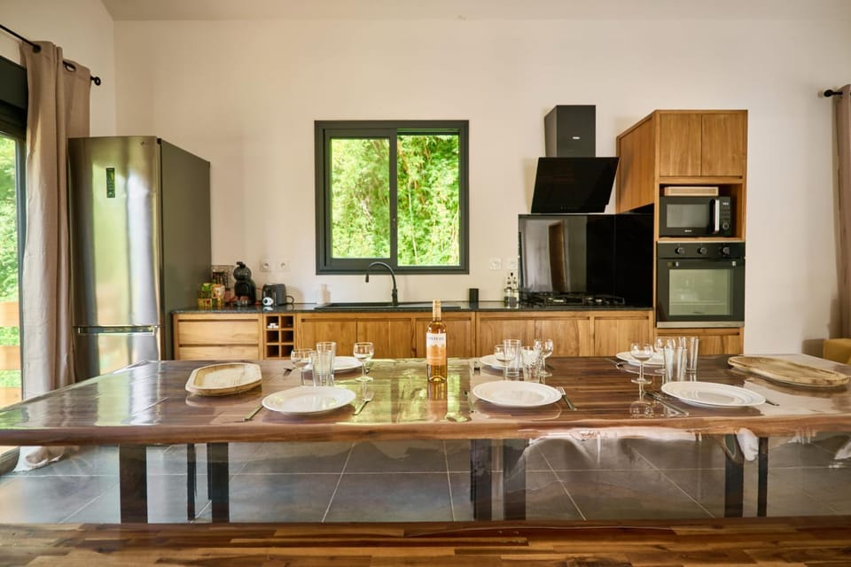 Kitchen or kitchenette, Dining area, oven, stove