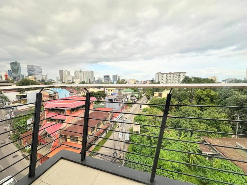 Artsy Central Loft 1BR, 24-7Concierge, Balcony Apartment in Lapu-Lapu City