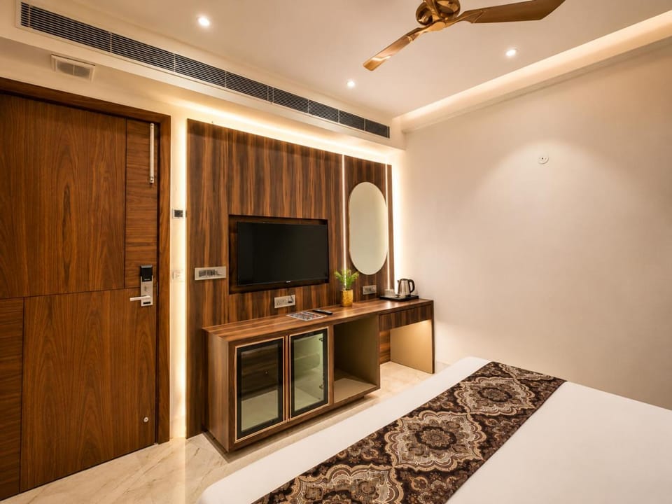 Bed, TV and multimedia, Kitchen or kitchenette, Photo of the whole room, Bedroom, fireplace, hair dresser