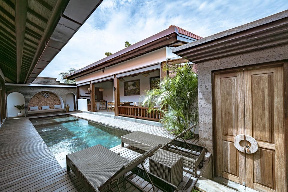 Property building, Patio, View (from property/room), Balcony/Terrace, Pool view, Swimming pool, sunbed