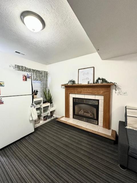 Kitchen or kitchenette, fireplace