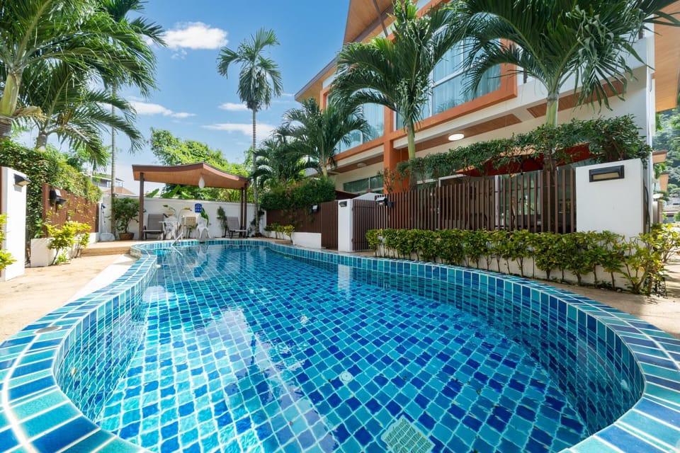 Day, Swimming pool, Swimming pool, sunbed