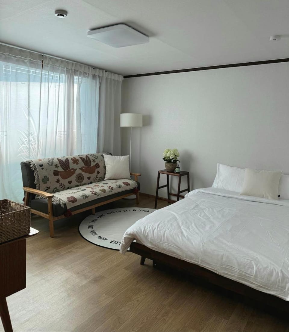 Bed, Seating area, Bedroom
