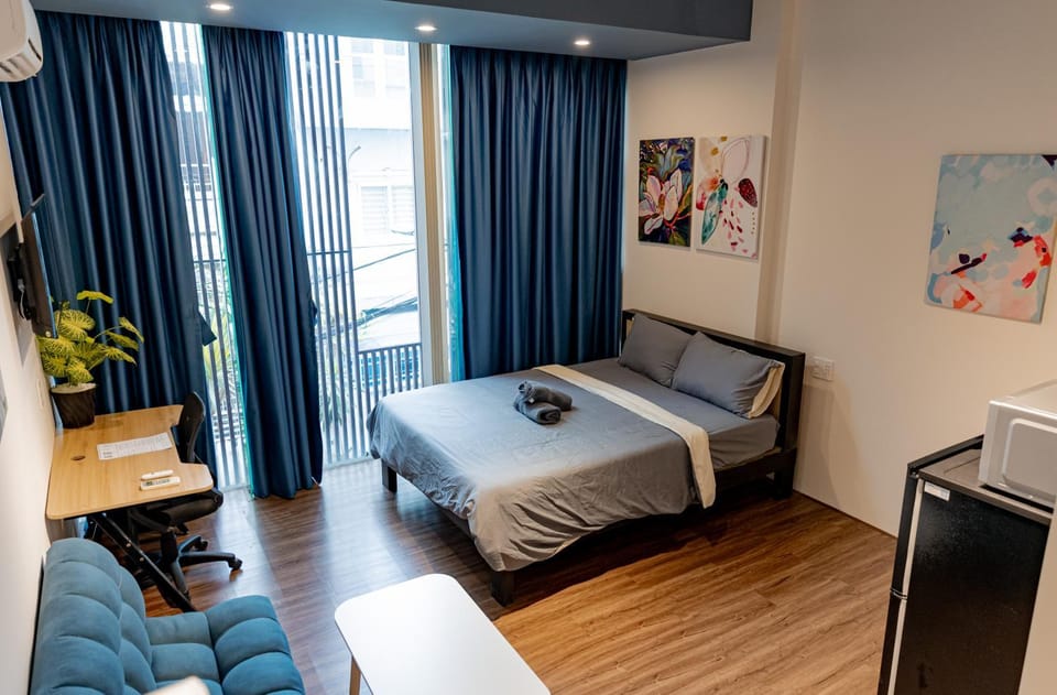 Bed, TV and multimedia, Living room, Photo of the whole room, Seating area