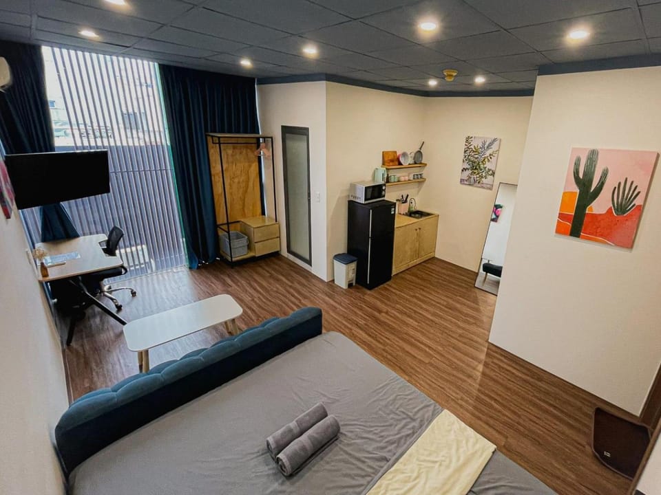 Bed, TV and multimedia, Living room, Photo of the whole room, Seating area, Bedroom