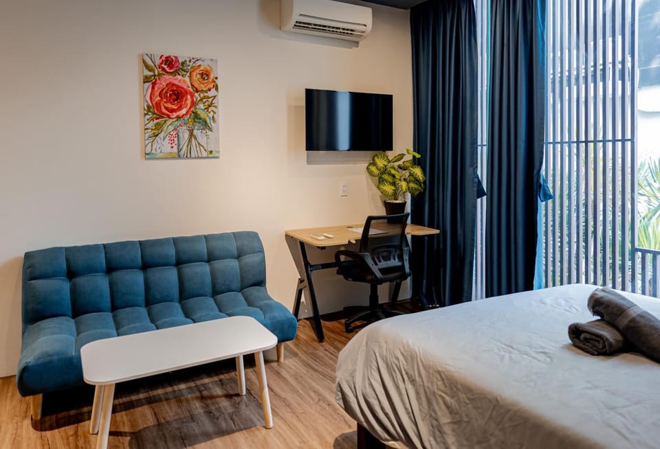 Bed, TV and multimedia, Photo of the whole room, Seating area, Bedroom, air conditioner